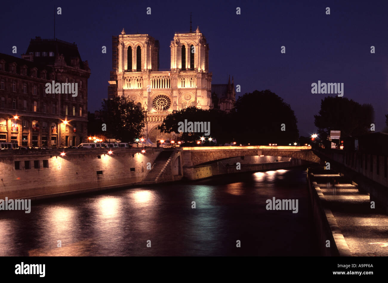 Notre Dame und der Seine in der Nacht Paris Frankreich Stockfoto