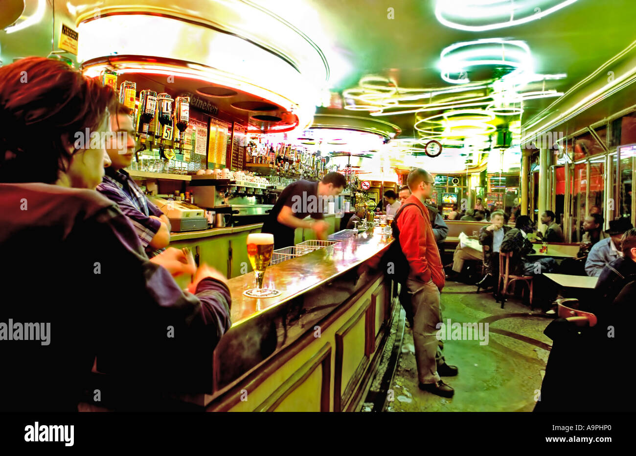 Paris Cafe, Frankreich Erwachsene entspannen Paris Café Bar in der Gegend von Belleville 'Aux Folie's Bar' (Interieur 1950er), Nacht im altmodischen Pub, Stockfoto