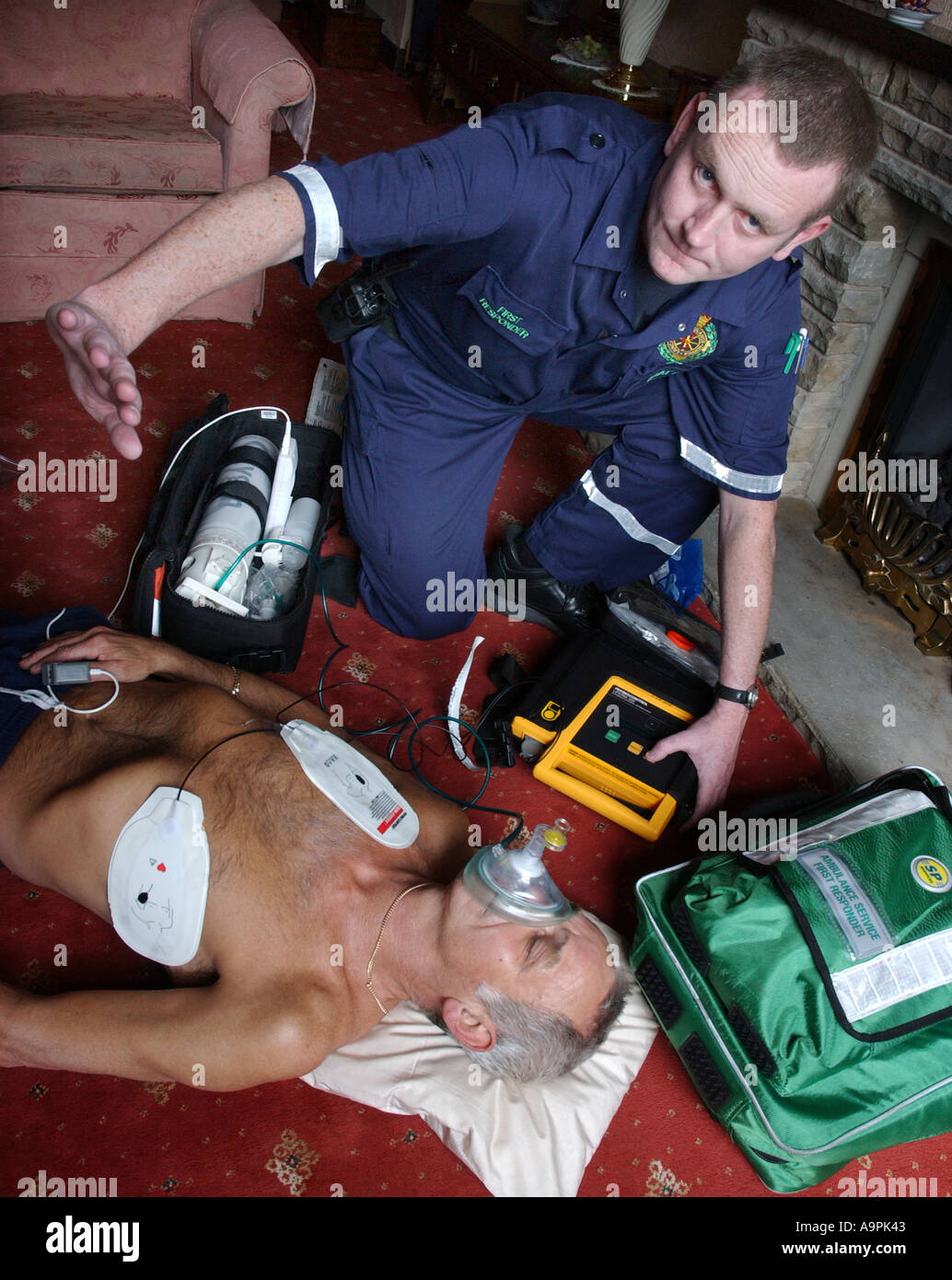 FOTO VON HOWARD BARLOW MEDIC RESPONDER MIT DEFIBRILATOR Stockfoto