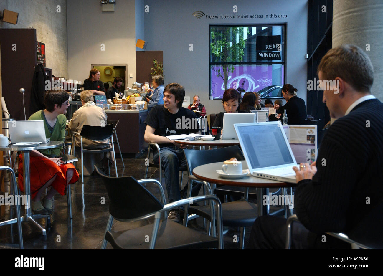 FOTO VON HOWARD BARLOW TATSACHE WIRELESS CAFE KUNSTZENTRUM IN LIVERPOOL Stockfoto