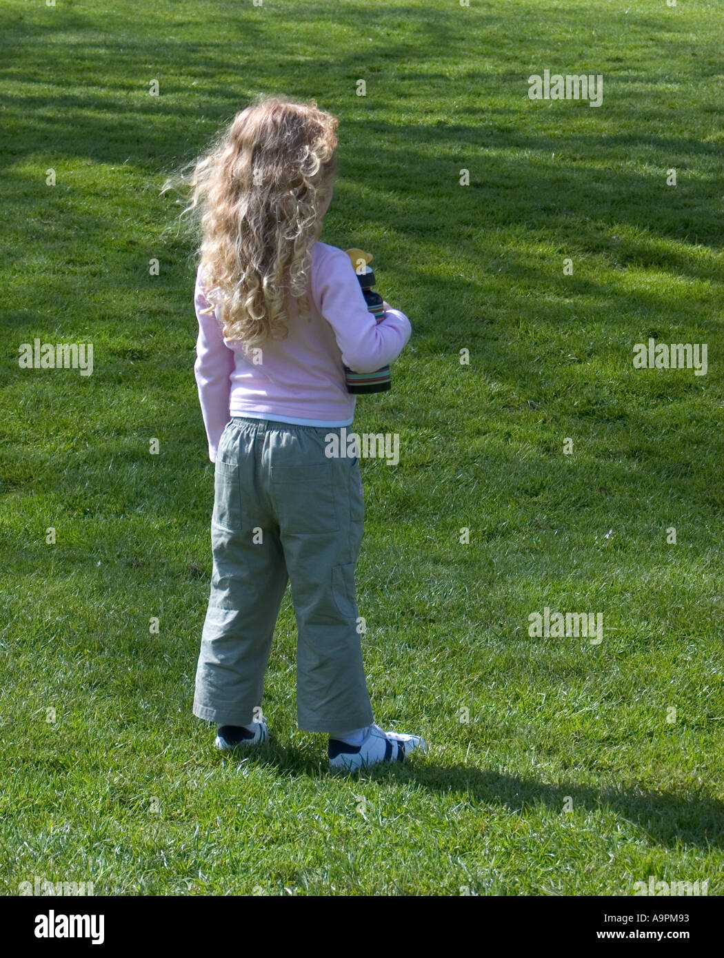 Wunderschönes kleines Mädchen in die Sonne neugierige Natur jungen unschuldigen glücklich Stockfoto