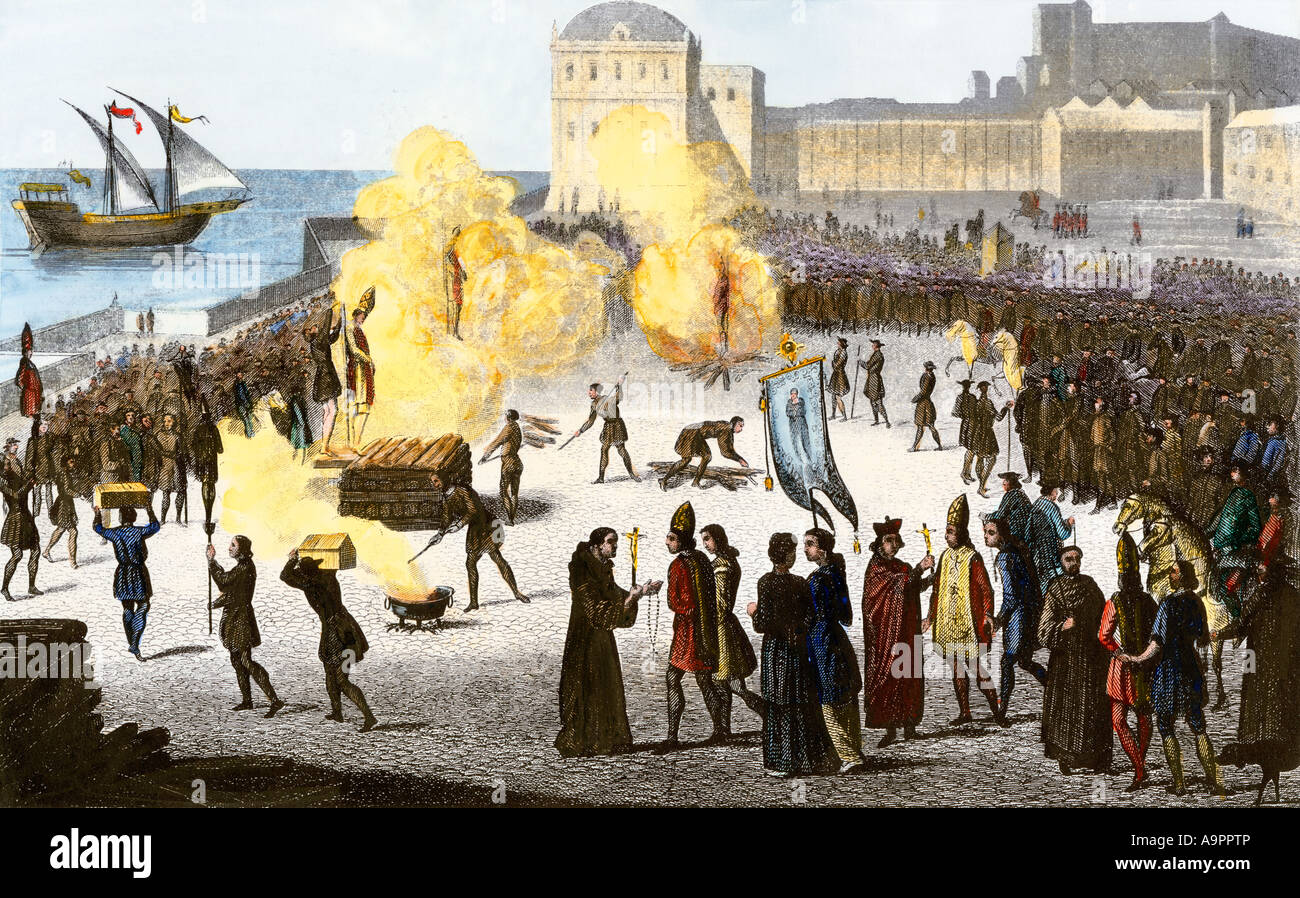 Brennende Bischöfe auf dem Scheiterhaufen während der spanischen Inquisition. Hand - farbige Gravur Stockfoto