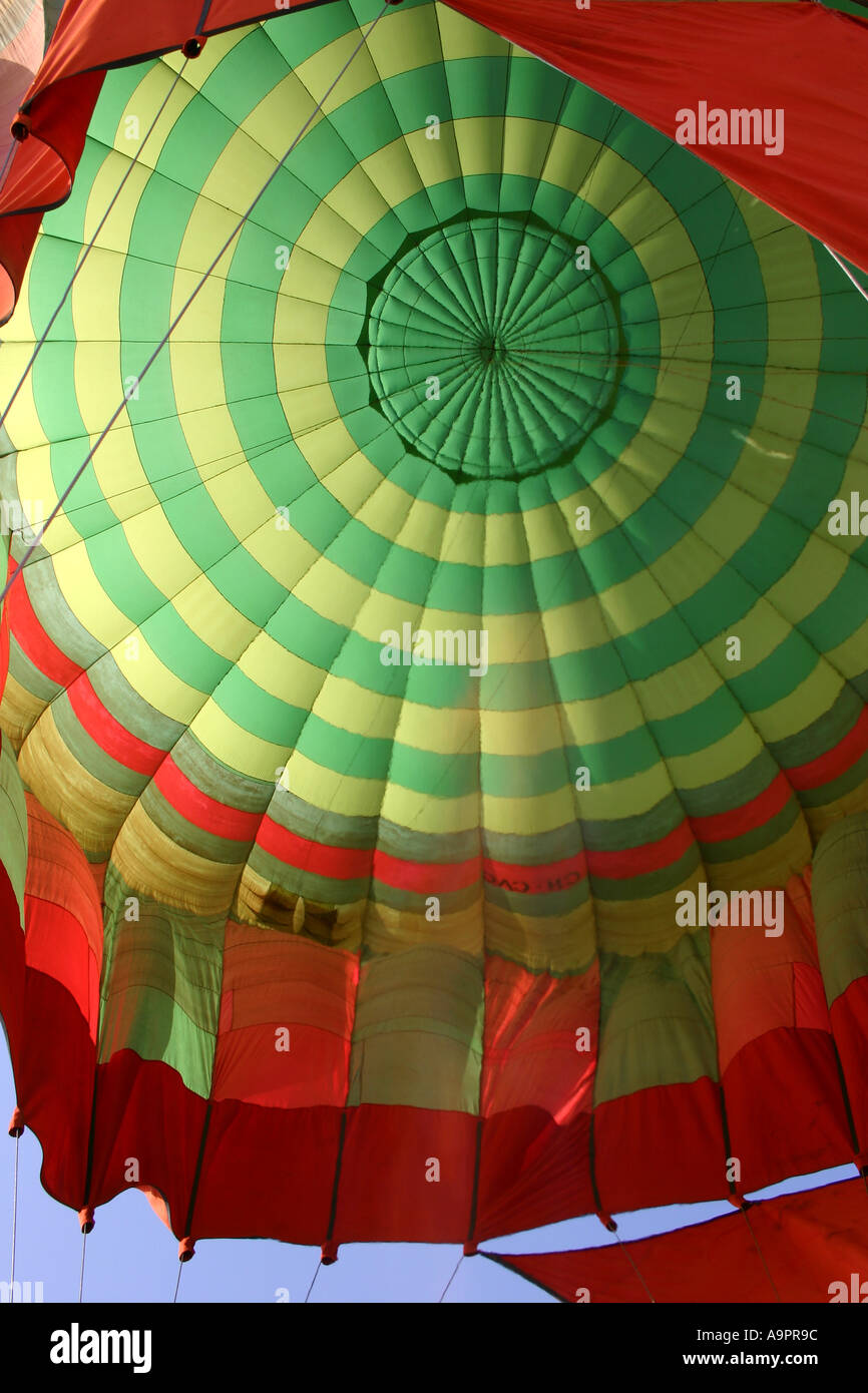 Innenansicht des gestreiften Heißluftballon Stockfoto