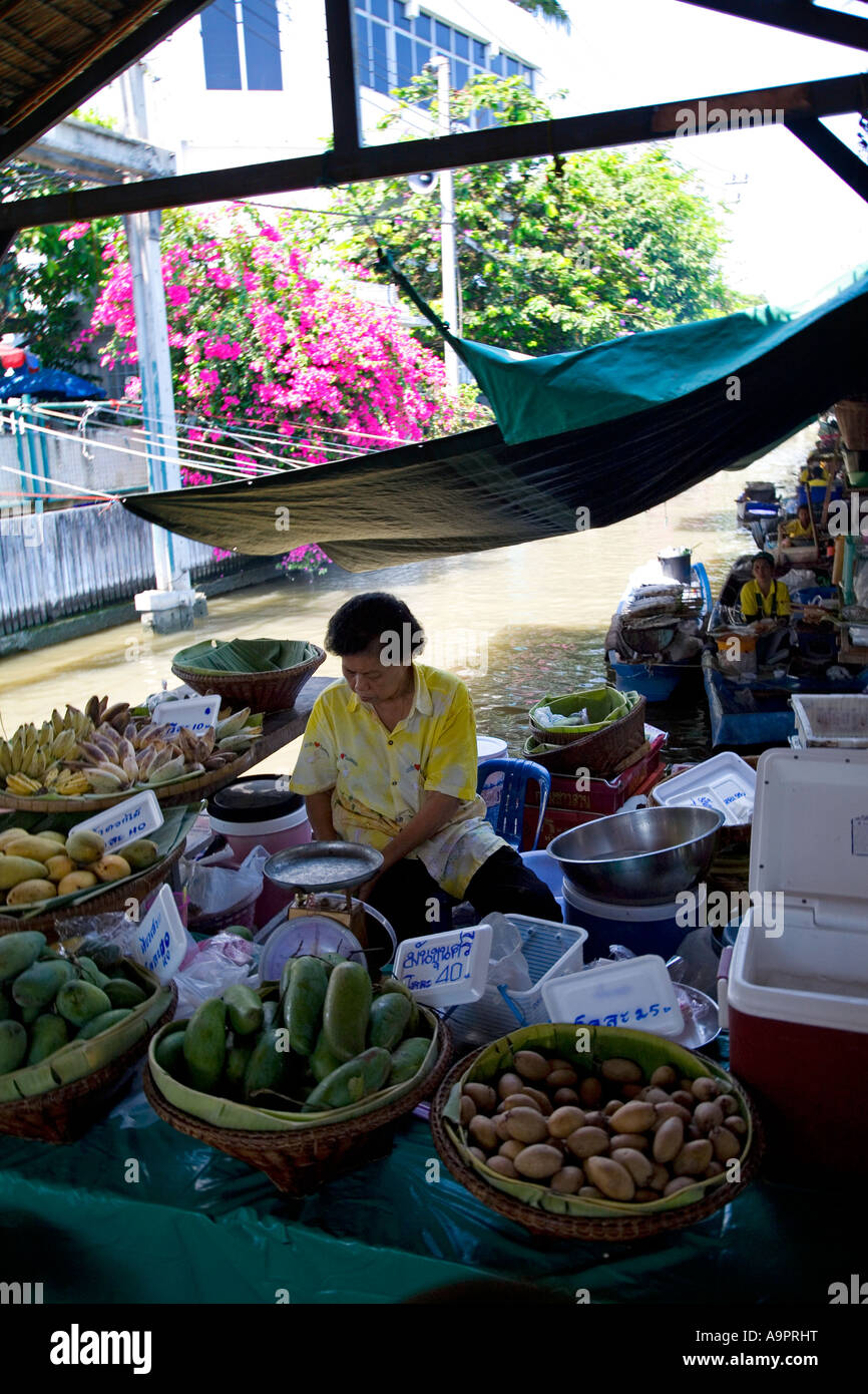 Wat Don Wai (in der Nähe von Wat Rai Khing) Floating Market, Nakhon Chai Si River Bangkok, Thailand Stockfoto