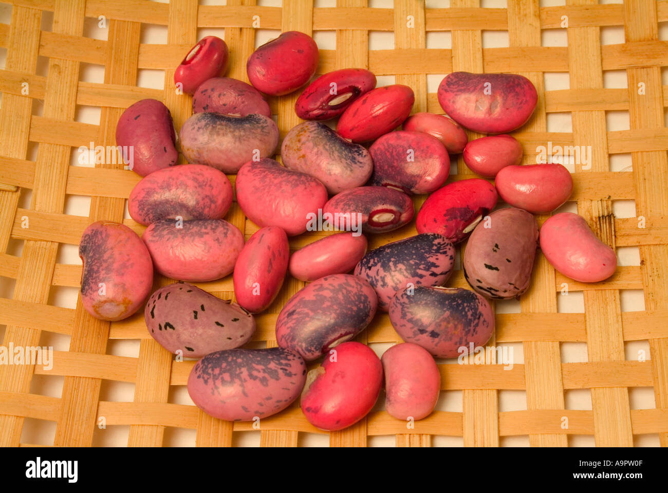 Scarlet Stangenbohnen in Korb Stockfoto