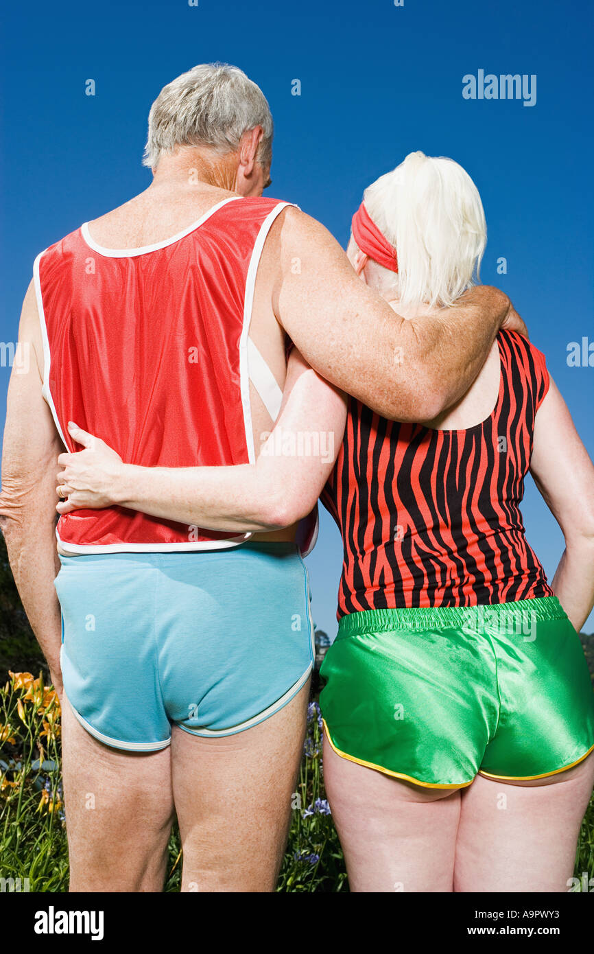 Älteres Paar in kurzen Hosen Stockfoto