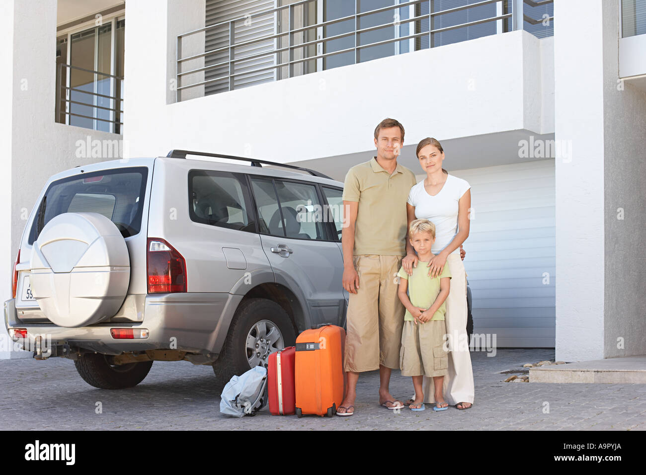 Familie Stand mit dem Auto mit Koffer Stockfoto