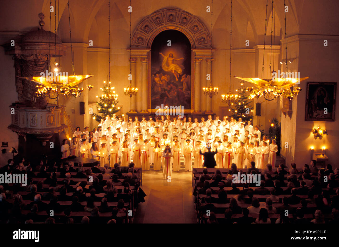 Kinderchor in Kungsholmen-Kirche in Stockholm auf Santa Lucia Day Dezember 13 Stockfoto