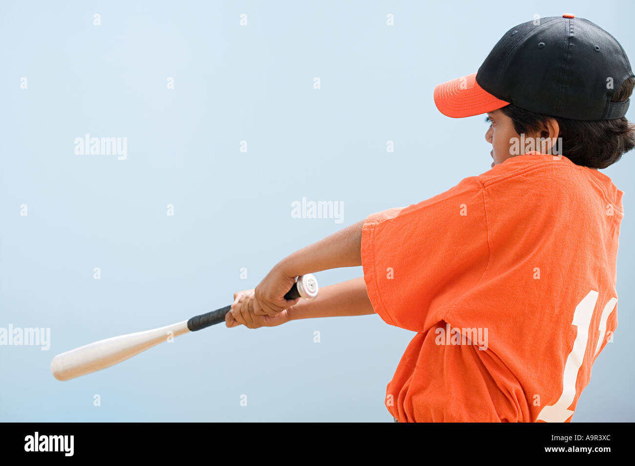 Junge, einen Baseballschläger geschwungen Stockfoto