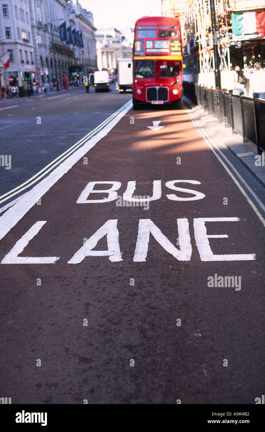 Routemaster fahren auf einer Busspur In London England UK Stockfoto
