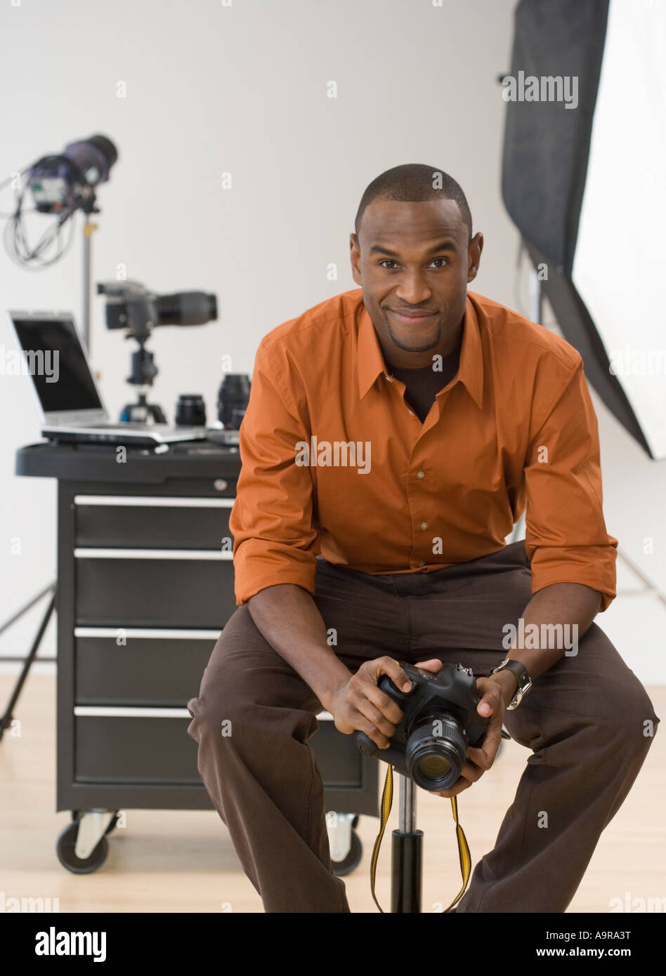 Porträt eines männlichen Fotografen im studio Stockfoto