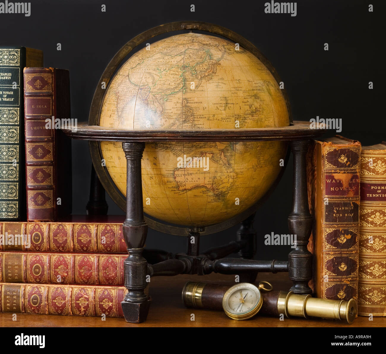 Altmodische Globe und Bücher auf Tisch Stockfoto