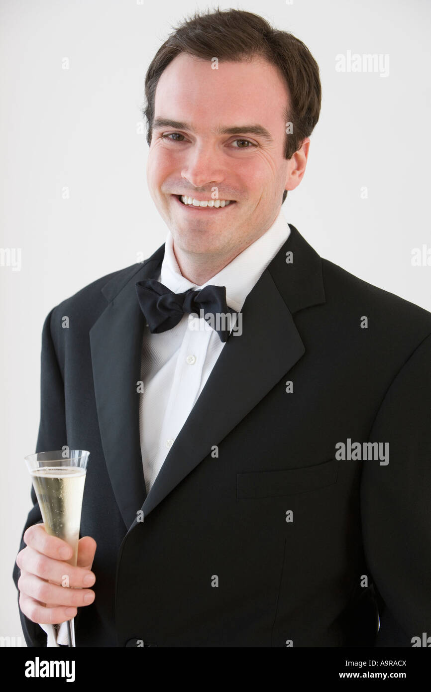 Porträt des Bräutigams hält Champagner Stockfoto