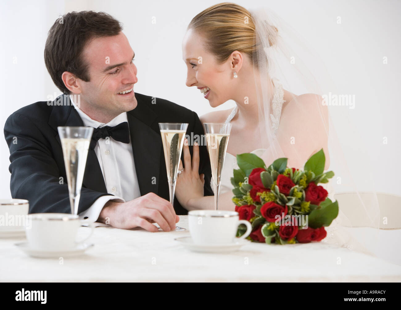 Braut und Bräutigam mit Champagner Stockfoto