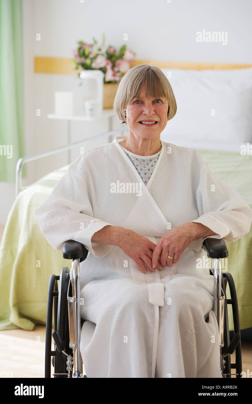 Ältere Frau im Rollstuhl am Krankenhaus Stockfoto