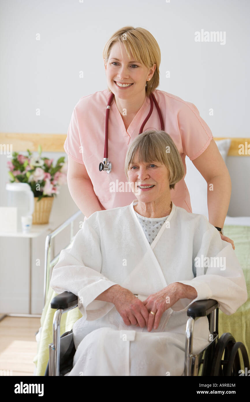 Krankenschwester drängen ältere Frau im Rollstuhl Stockfoto