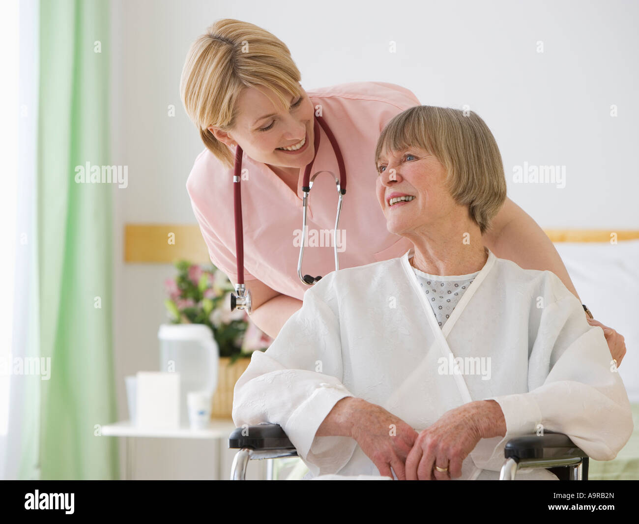 Krankenschwester drängen ältere Frau im Rollstuhl Stockfoto