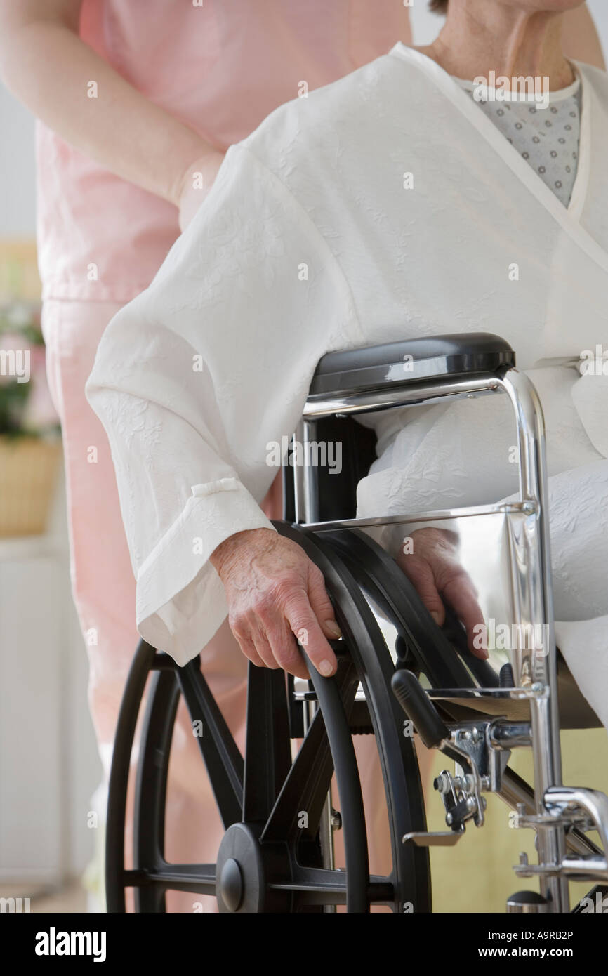 Krankenschwester drängen ältere Frau im Rollstuhl Stockfoto