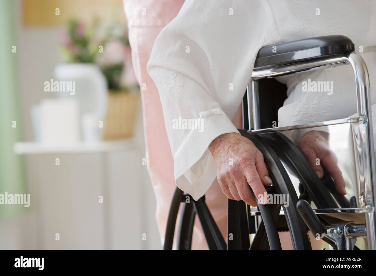 Nahaufnahme von Alter Mensch im Rollstuhl Stockfoto