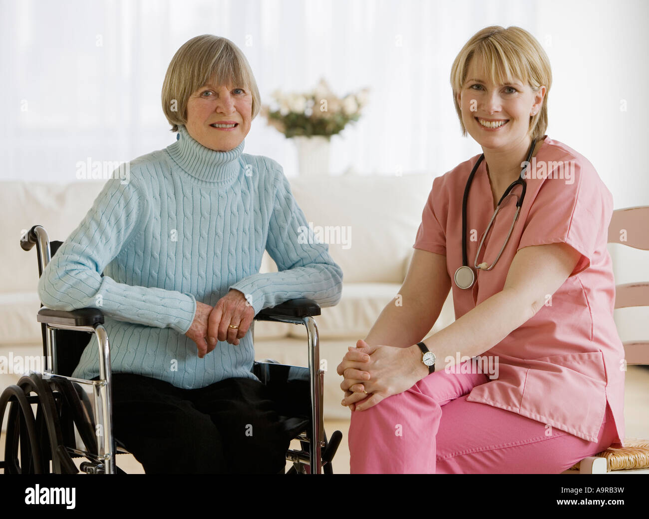 Porträt der Krankenschwester und Senior Frau Stockfoto