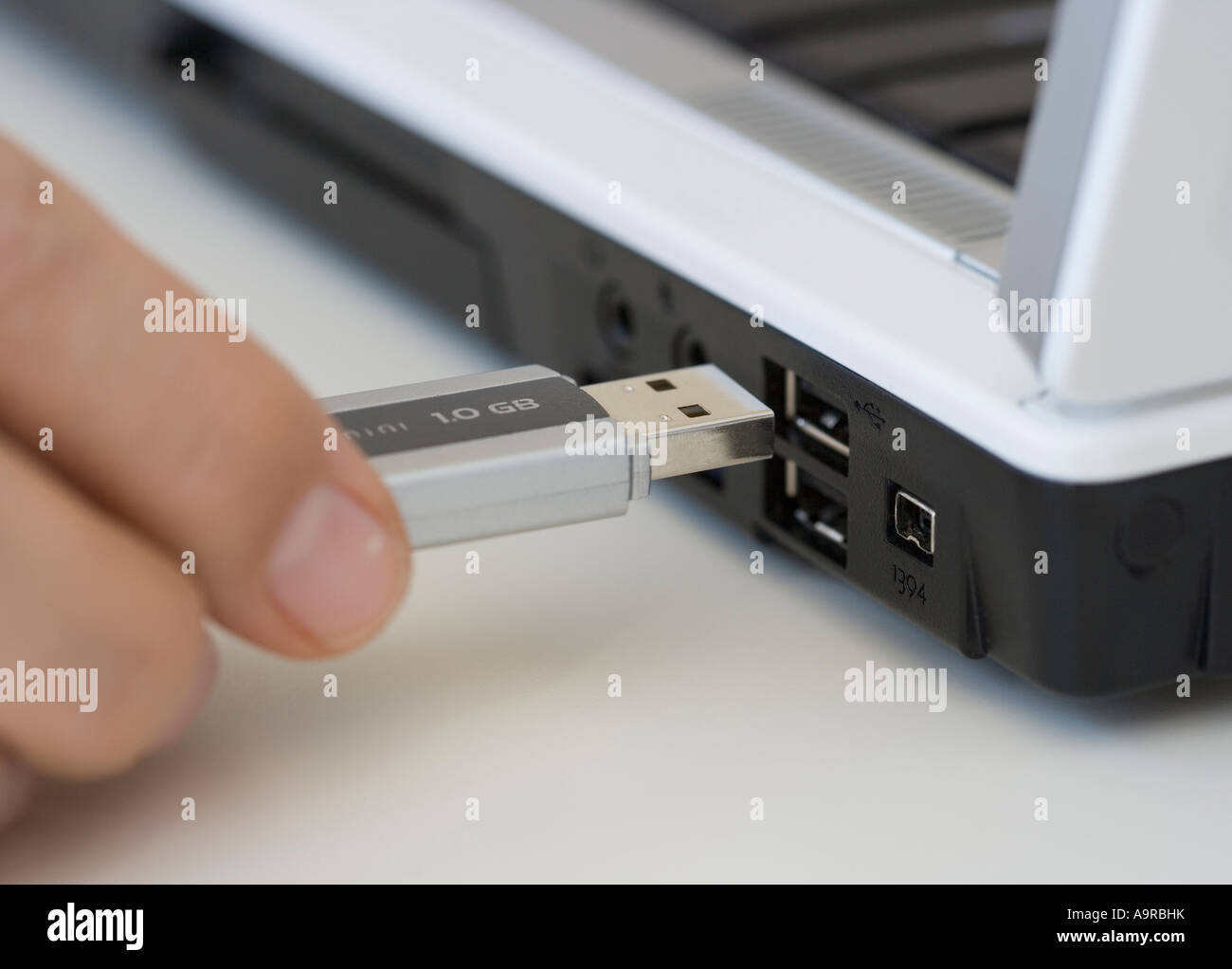 Mann, Laptop USB-Stick einstecken Stockfoto