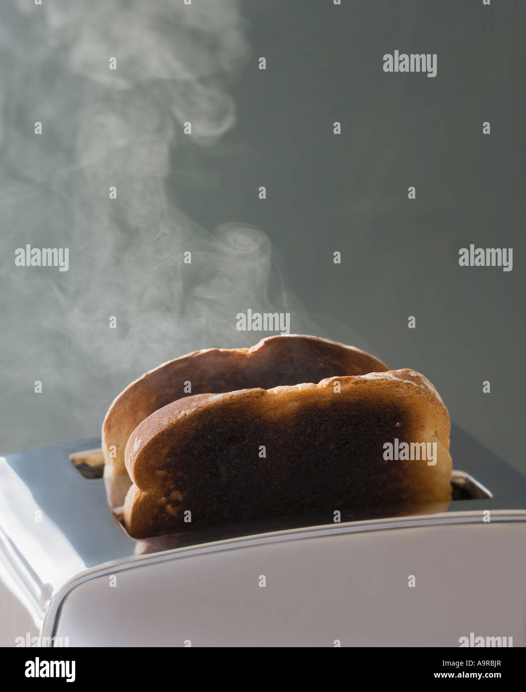 Toast im Toaster brennt Stockfoto