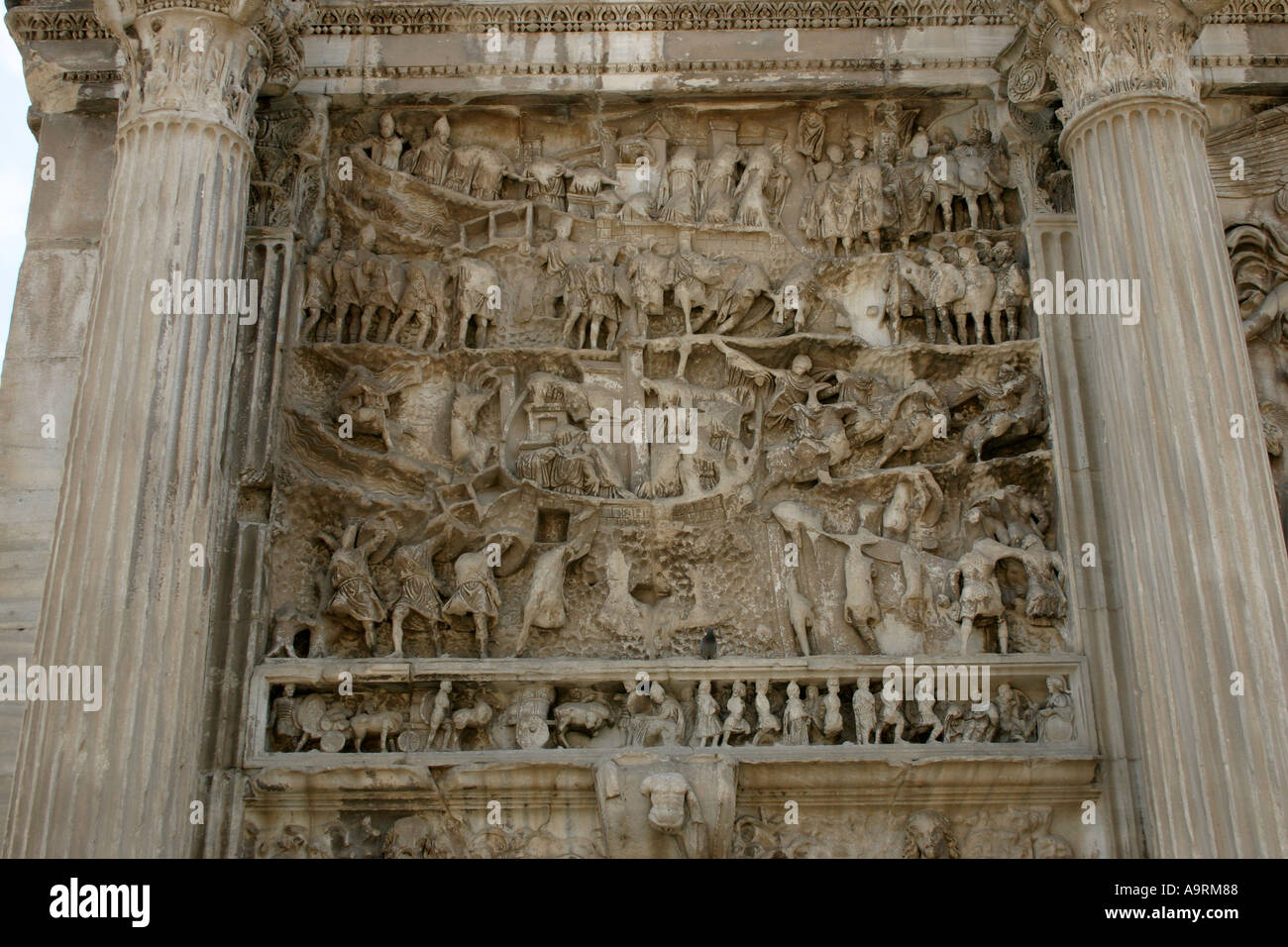 Geschnitzte Figuren auf Roman Arch des Septimius Severus in Rom, Italien. Stockfoto