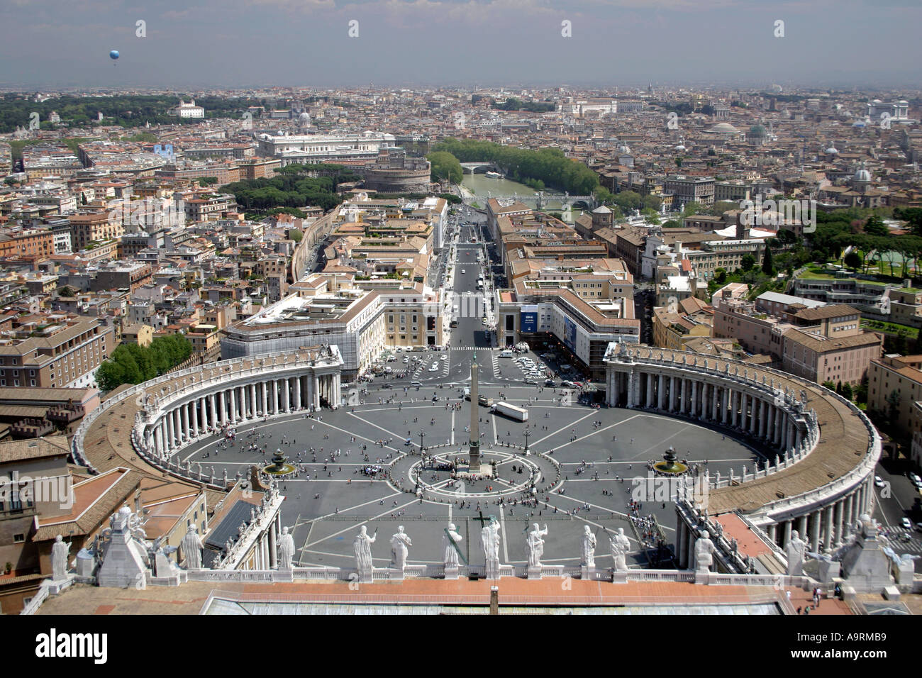 Piazza San Pietro, Rom, betrachtet von 'St Peters' Basilika. Stockfoto