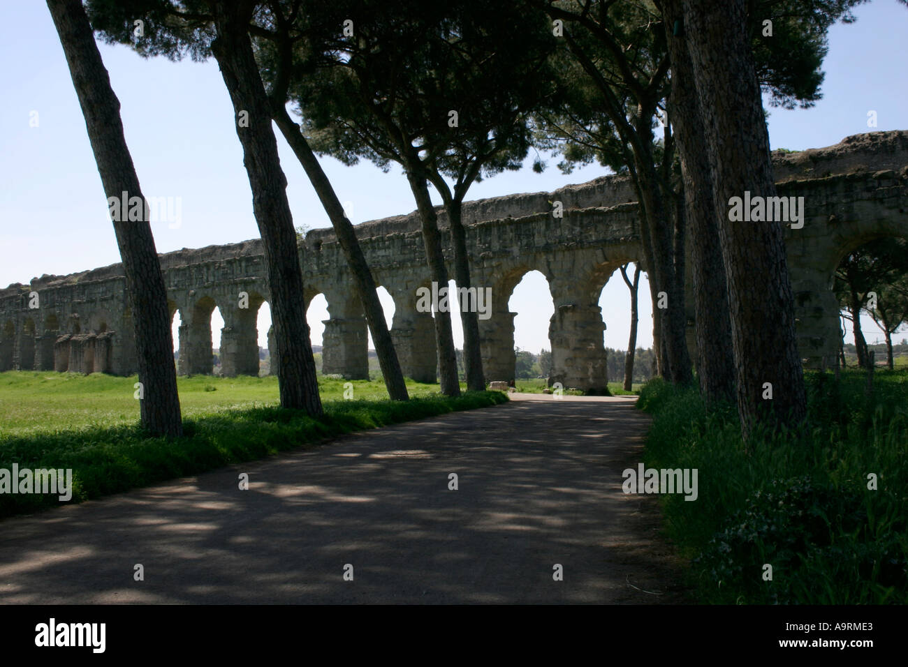 Roman Aqueduct am Stadtrand von Rom, Italien. Stockfoto