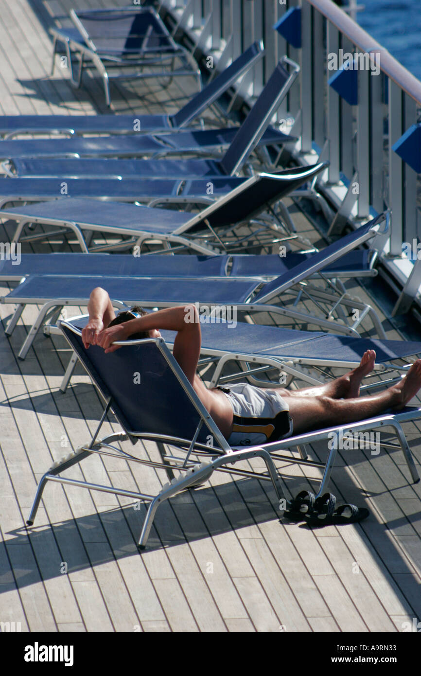 Mann ist entspannend an Bord eines Kreuzfahrtschiffes Wunder Stockfoto
