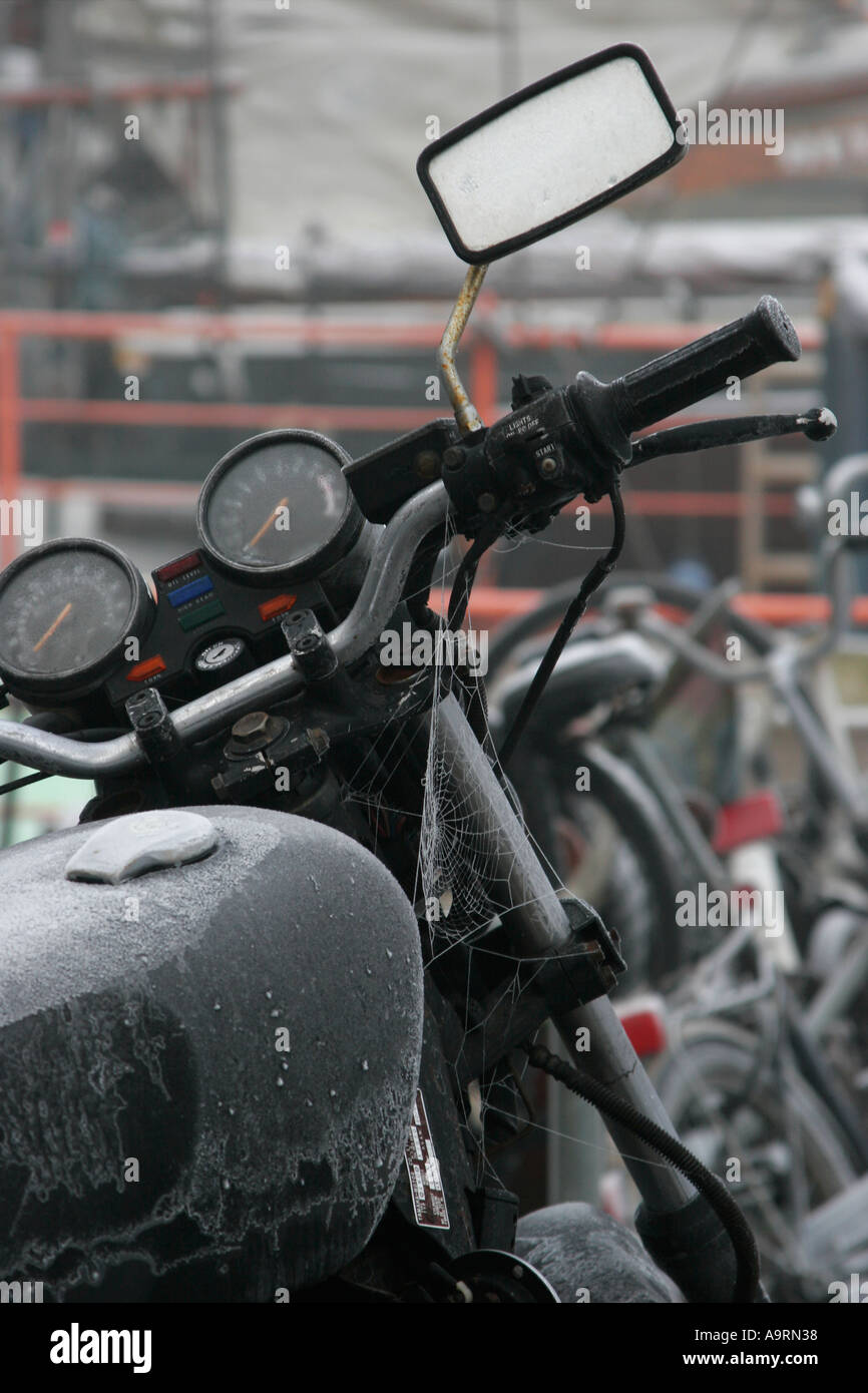 Motorrad im Freien im Winter nicht genutzte für einige während jetzt durch Spinnennetz abgezogen Stockfoto