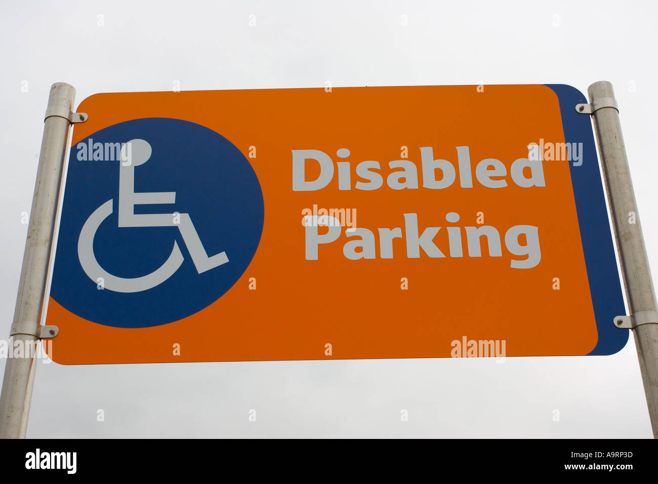 Behinderten Parkplatz Schild in rot mit blau Rollstuhl Zeichen Supermarkt Parkplatz UK Cheltenham Stockfoto