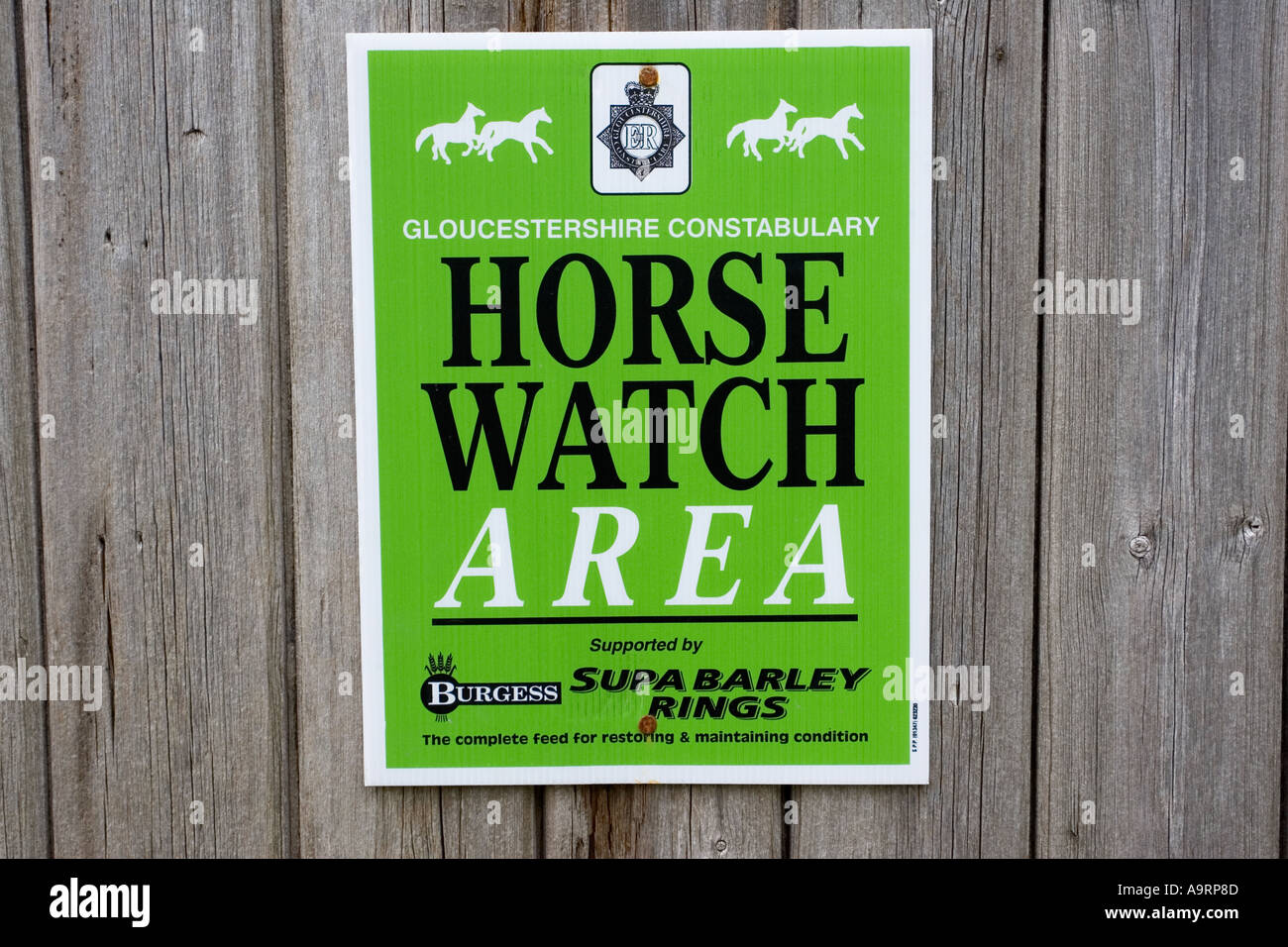 Pferd Watch Bereich Bekanntmachung über die Stalltür Gloucestershire Constabulary Cheltenham UK Stockfoto