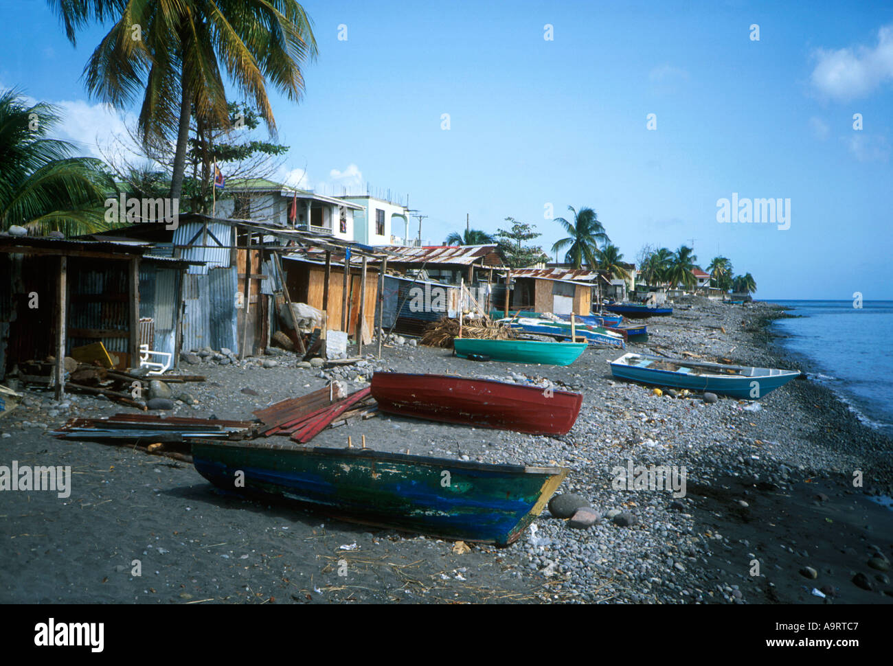Schlechte fishermens "Hütten und Boote auf einem Kieselstrand in der Nähe der Hauptstadt Rosea auf der Insel Dominica Stockfoto