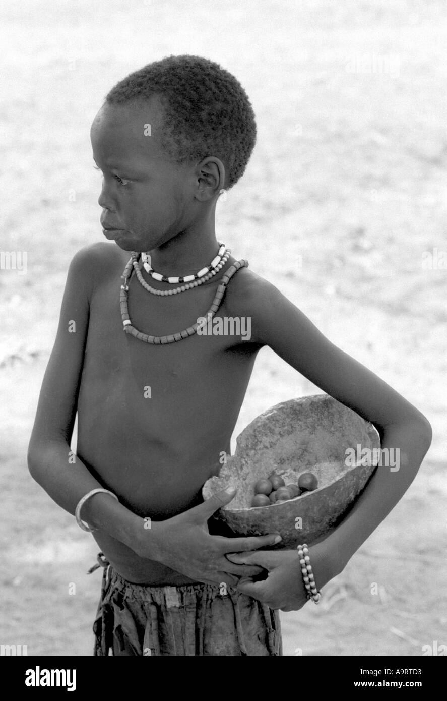 S/W eines Dinka Mädchens mit Schale mit Wildfrucht. Ajiep, Südsudan Stockfoto