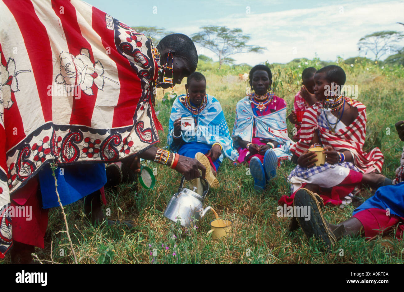 Maasai Frauengruppe trinkt Tee. Kajiado. Kenia Stockfoto