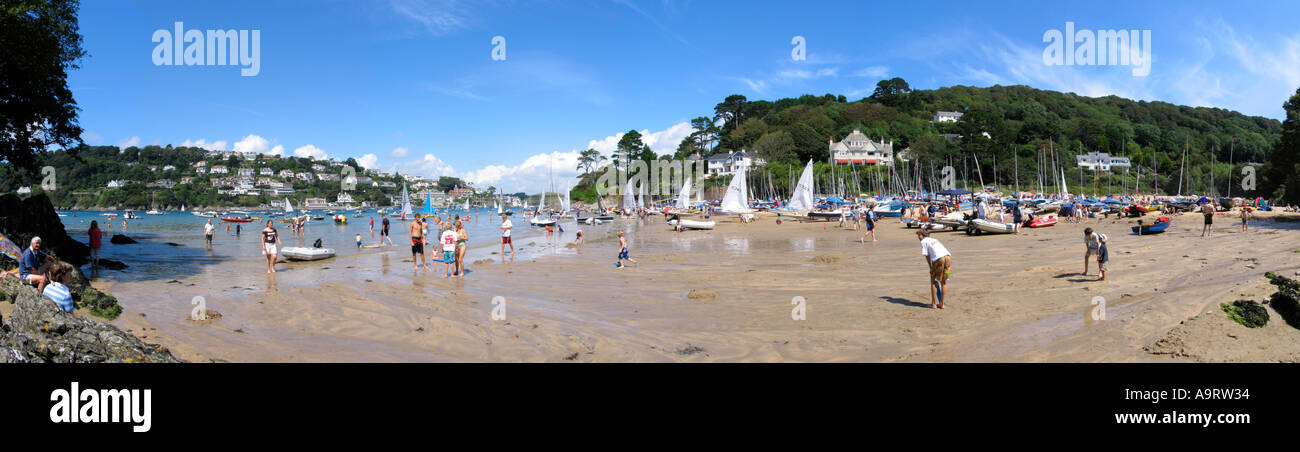 Panorama der Strandaktivitäten in Small's Cove an einem sonnigen Sommertag. Salcombe UK Stockfoto