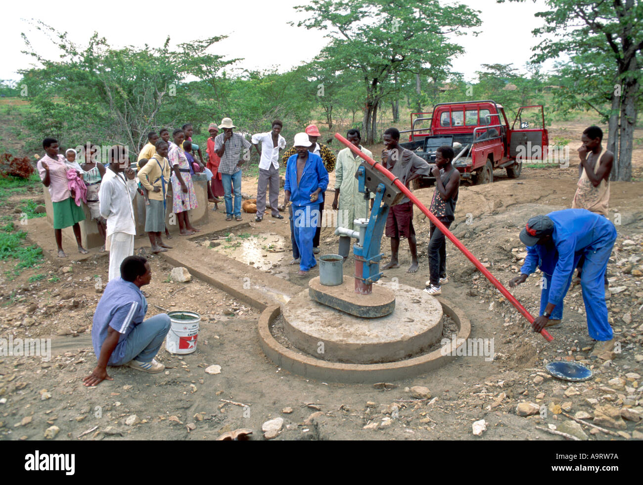 Ausgebildete Ingenieure testen eine neue Gemeinde Wasserbrunnen. Binga, Simbabwe Stockfoto