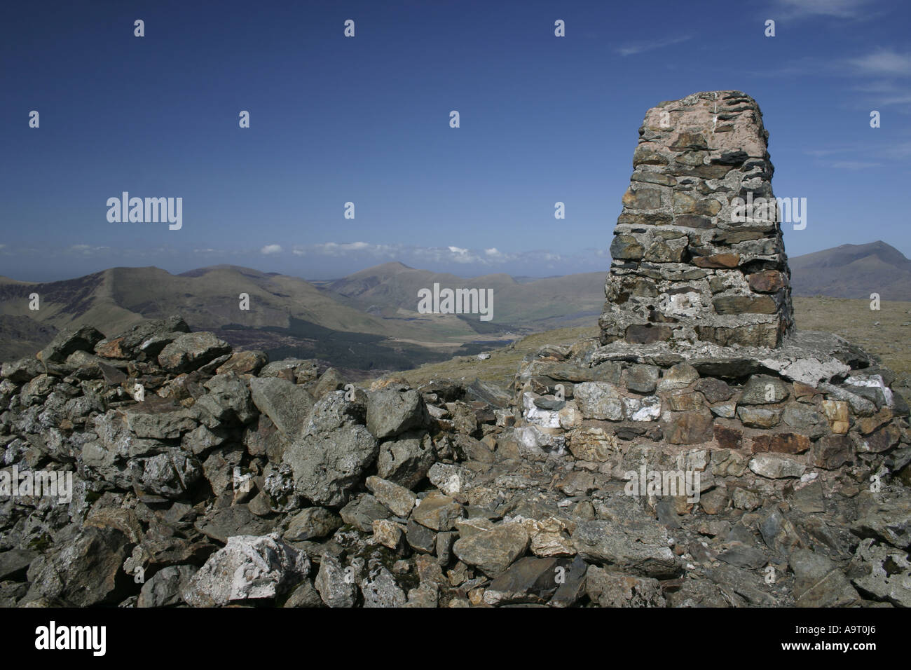 Moel Hebog Gipfel trig Säule in Snowdonia, Wales Stockfoto