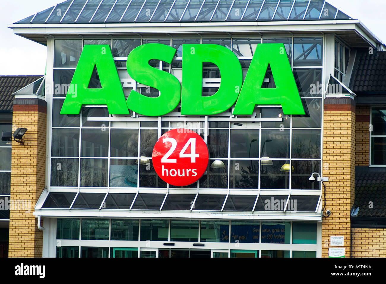 Melden Sie außen ASDA Supermarkt Werbung rund um die Uhr geöffnet Stockfoto