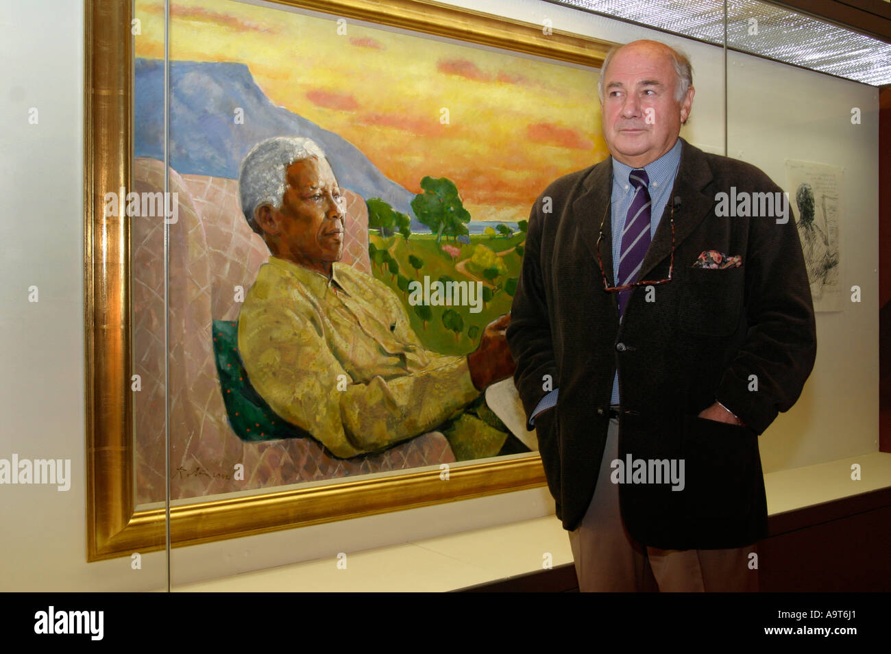 Der Künstler Harold Riley ist dargestellt mit seinem Portrait von Nelson Mandela. foto DON TONGE Stockfoto