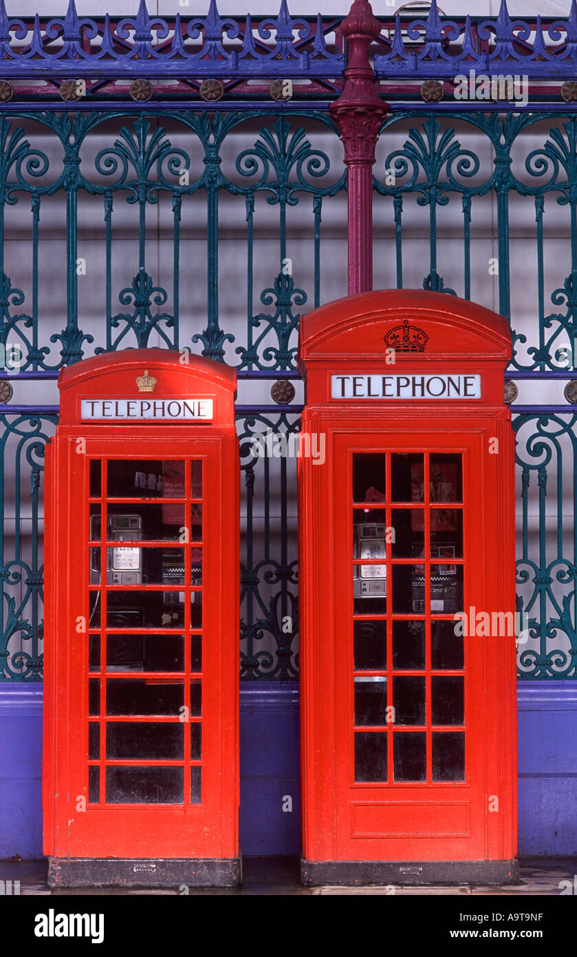 Zwei klassische rote britische öffentliche Telefonzellen stehend an der Grand Avenue unter Bögen der Smithfield Market, City of London Stockfoto