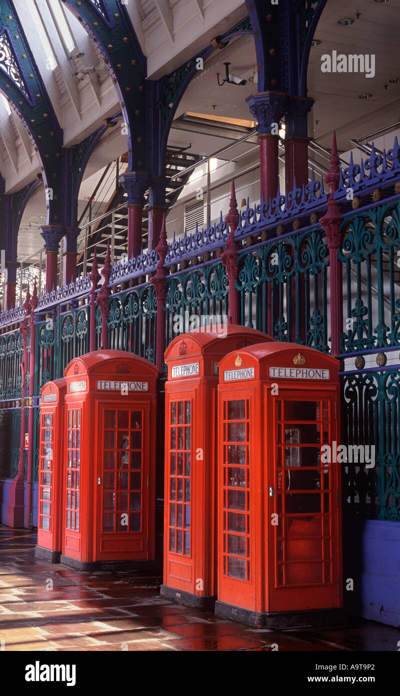 Klassische rote britische öffentliche Telefonzellen stehend an der Grand Avenue unter Bögen der Smithfield Market, City of London Stockfoto