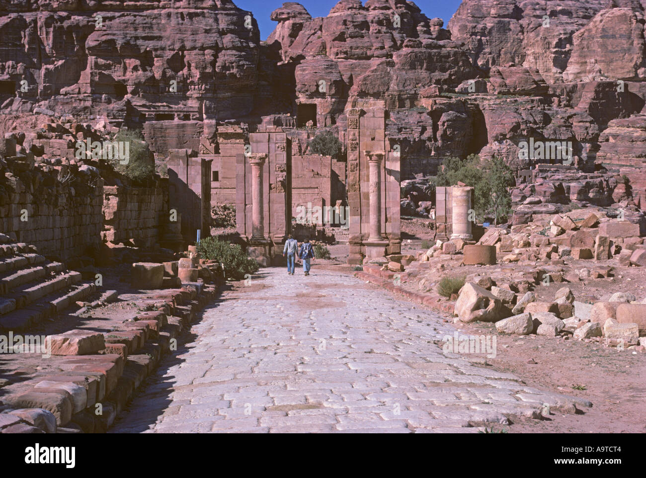 Die Kolonnade Straße Petra s Hauptstraße aus dem ersten Jahrhundert A D Jordan Middle East Asia Arabien die rose rote Stadt Stockfoto