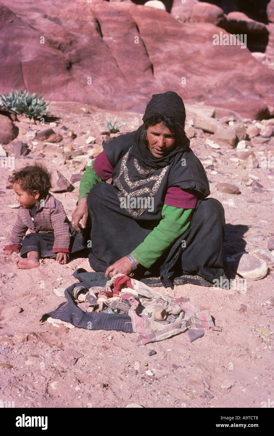 Beduinen Frau Petra Jordan mit Hijab Kopfbedeckung und tätowierte Gesicht und Hände, die Artefakte zu verkaufen Stockfoto