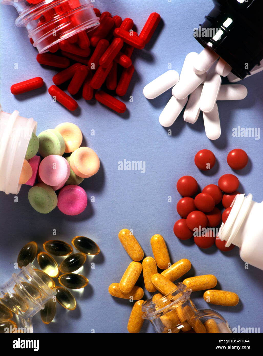 Medizin-Pillen aus Flaschen Stockfoto