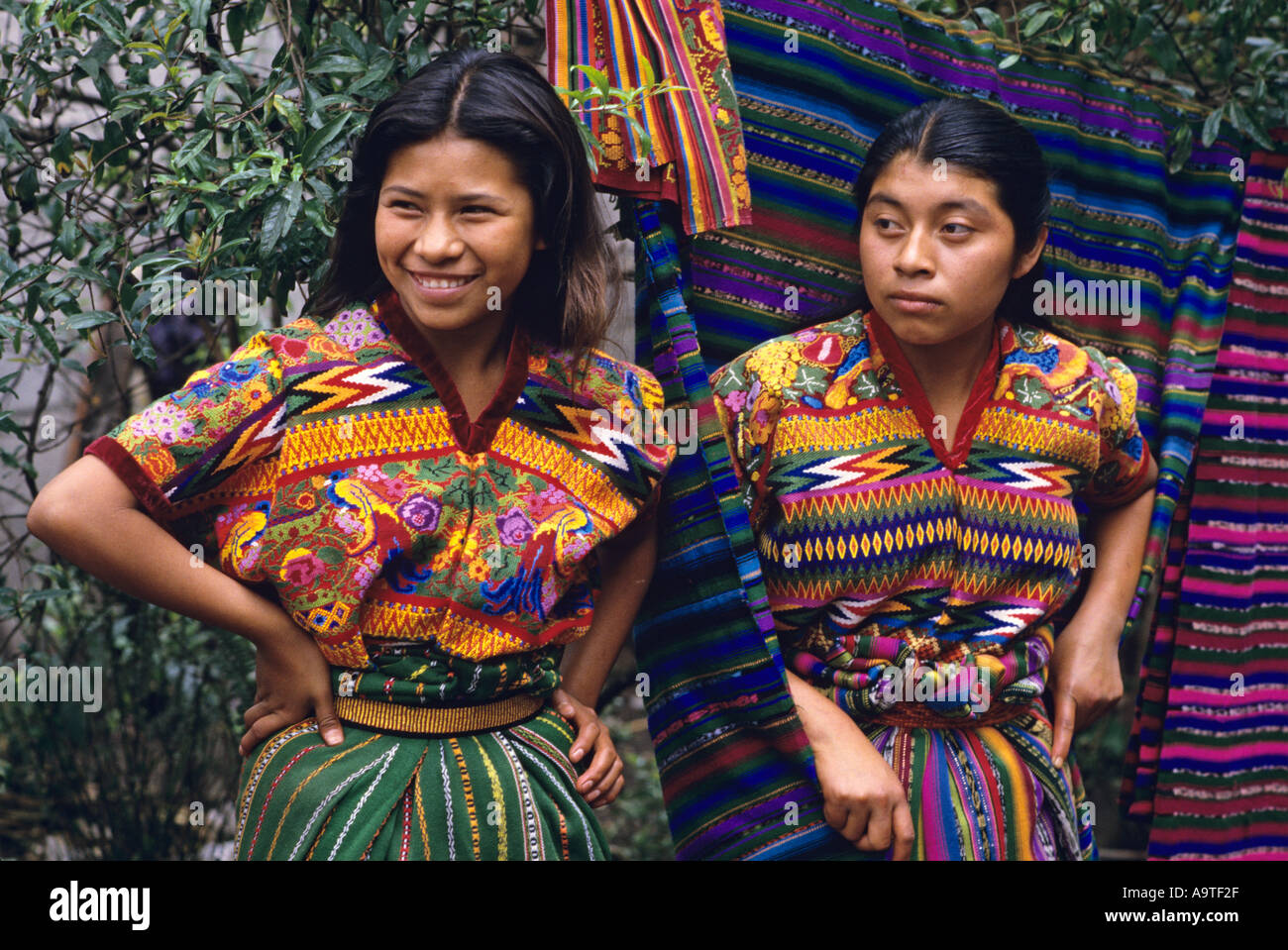 Maya Jugendliche Kleid in der hand genähten und gewebte Blusen und Röcke  San Antonio Aguas Calientes Guatemala Stockfotografie - Alamy