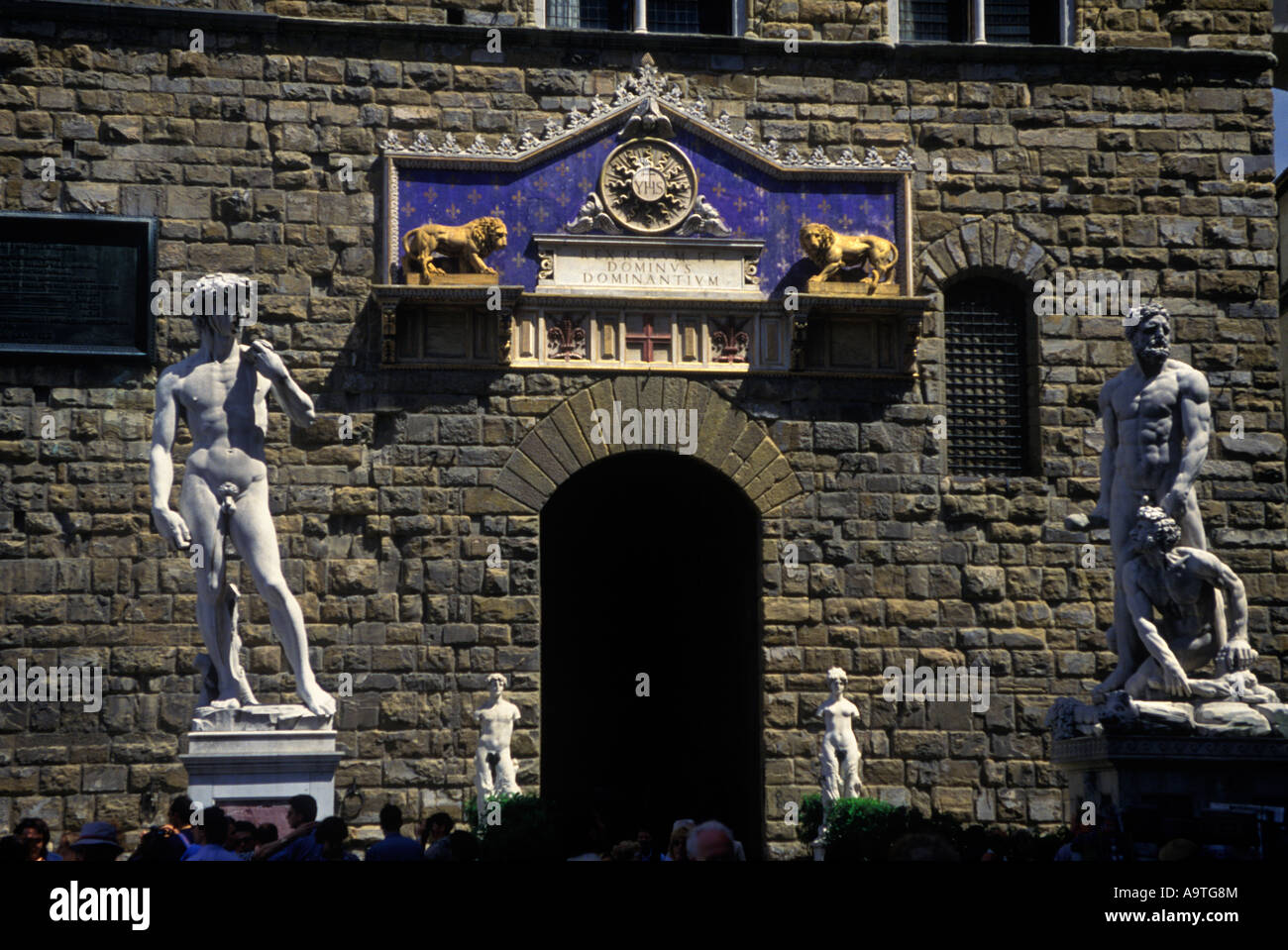 STATUEN VON DAVID HERCULES UND GRAB EINGANG PALAZZO VECCHIO, PIAZZA DELLA SIGNORIA FLORENZ-TOSKANA-ITALIEN Stockfoto