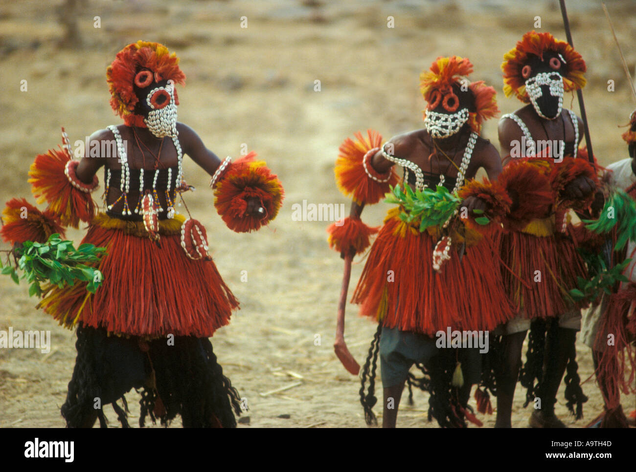 Dogon Tänzer tragen traditionelle Masken und Kostüme-Mali Stockfoto
