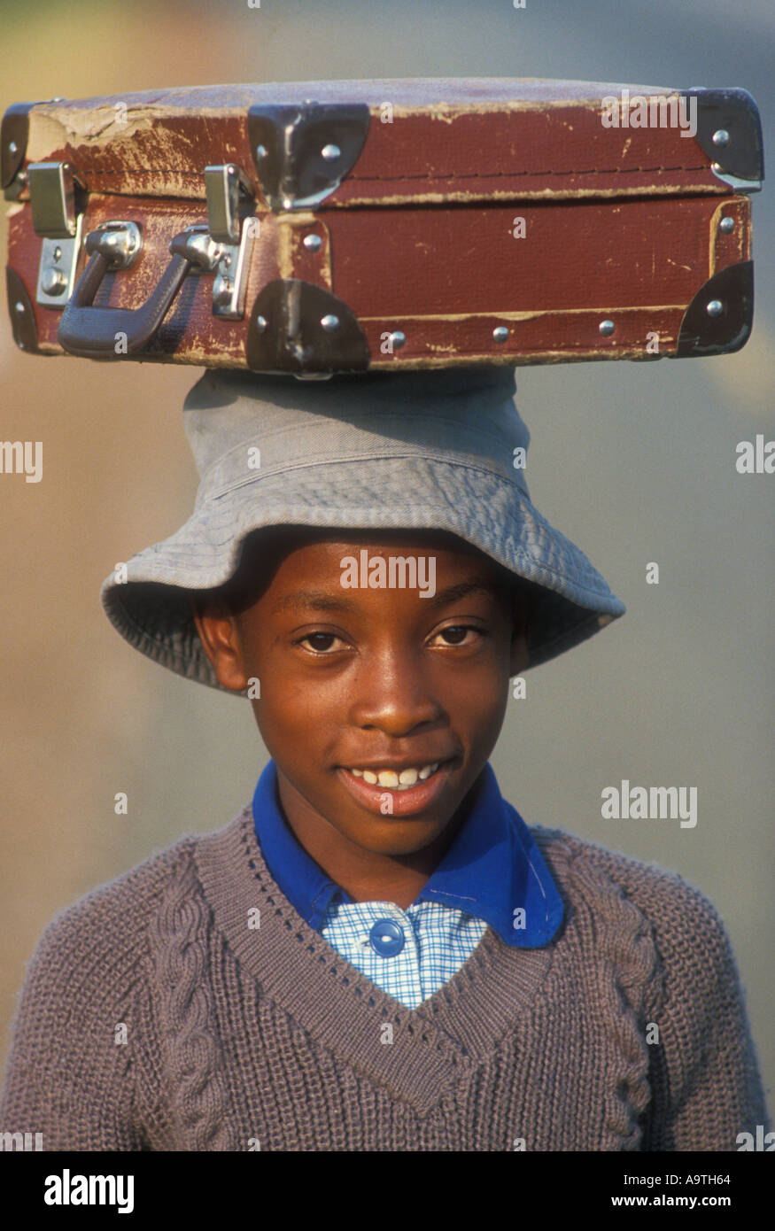 Schülerin ihrer Schule Tragetasche auf dem Kopf Simbabwe auf ihrem Heimweg von der Schule Stockfoto